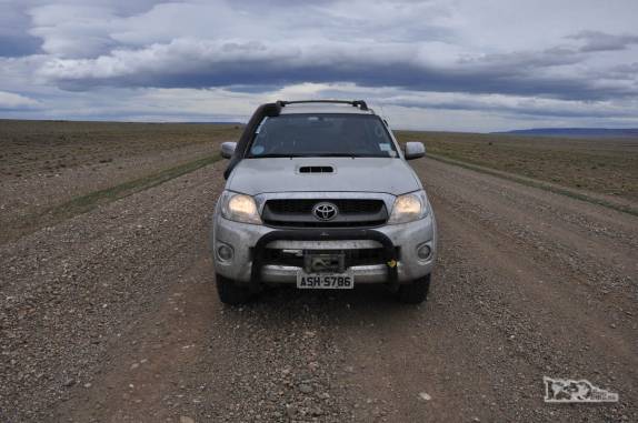 A Fiona enfrenta mais uma estrada de rípio no nossa caminho para El Chaltén, na patagônia argentina